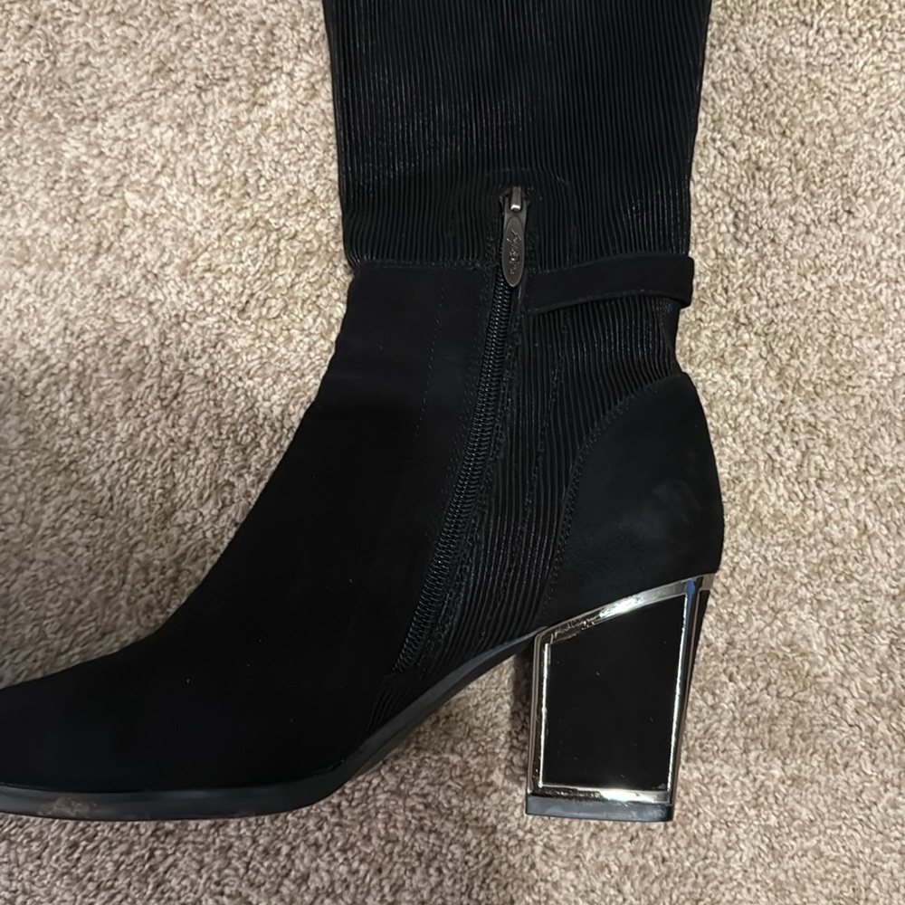 Boots - Picture 4 of 5